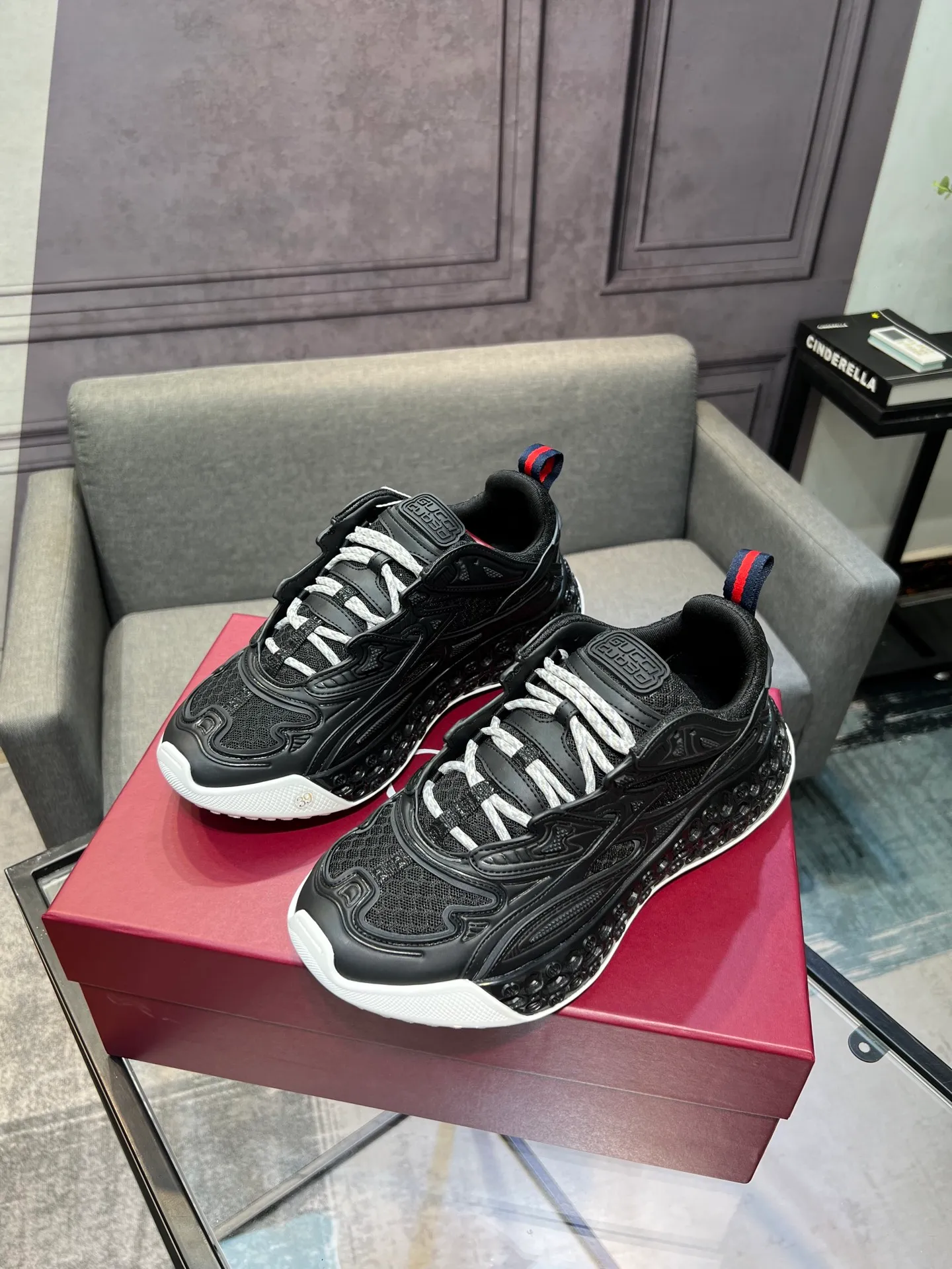 Men's Men's Shoes 💰900 Gucci Gucci 2.0 Sports Shoes Couple's Style Retro Casual Shoes Running Shoes Original Purchase, Development, Production Gucci 2.0 Sports Shoes reinterpret the brand's iconic striped webbing elements. This sneaker reinterprets the iconic details, using thick EVA soles with a smart silhouette, bringing a stable and comfortable wearing experience. Exquisite packaging at the delivery counter. Fabric: original imported cowhide + technical fabrics. Lining: original imported breathable mesh. Sole: original molded ultra-light foam rubber. Bottom thickness: 4CM. Size: 35-40 for women / 39-45 for men.